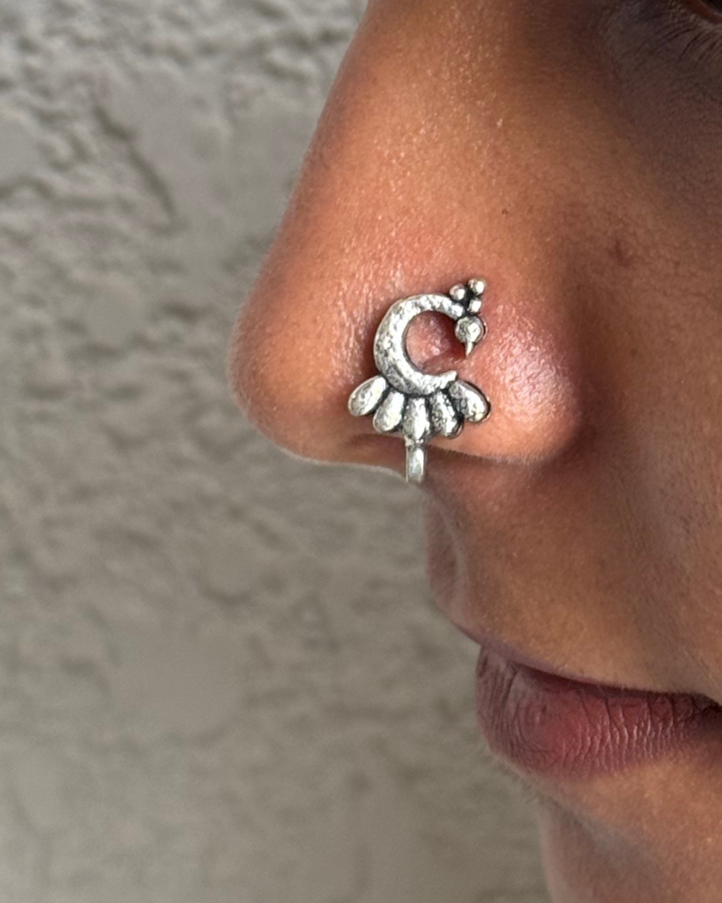 Peacock with solid wings nose pin