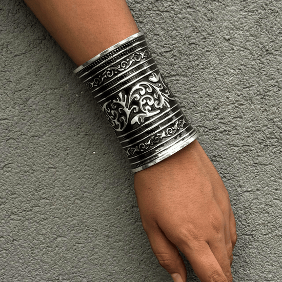 Zoya Tribal Long Silver Kada