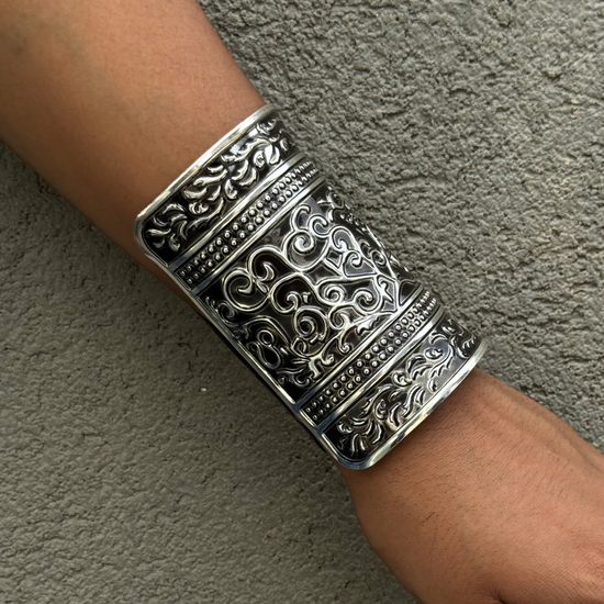 Noori Tribal Long Silver Kada