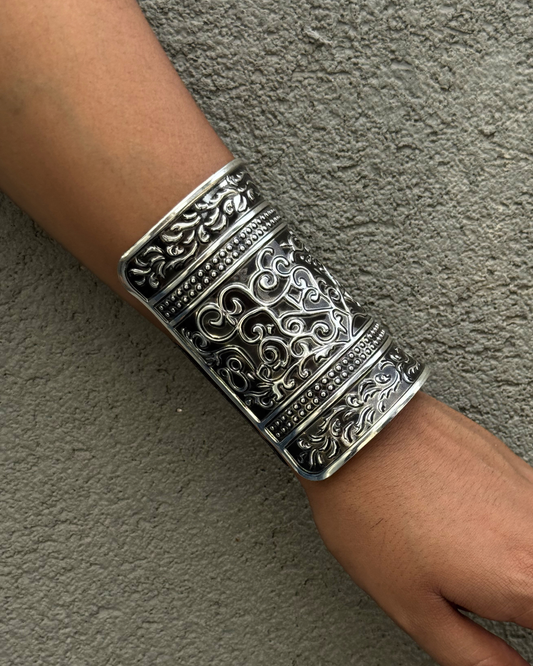 Noori Tribal Long Silver Kada