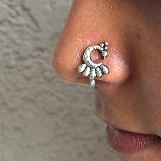 Peacock with solid wings nose pin
