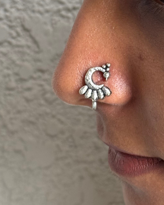 Peacock with solid wings nose pin