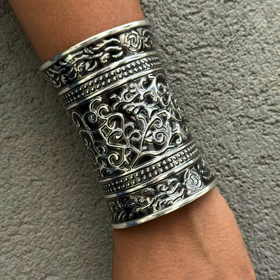 Noori Tribal Long Silver Kada