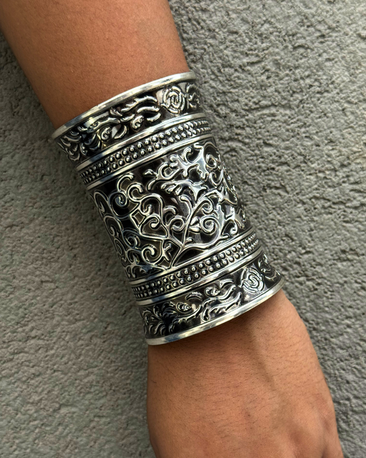 Noori Tribal Long Silver Kada