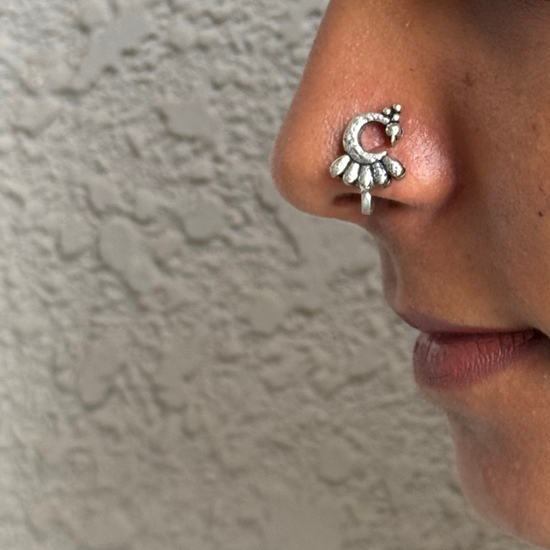 Peacock with solid wings nose pin